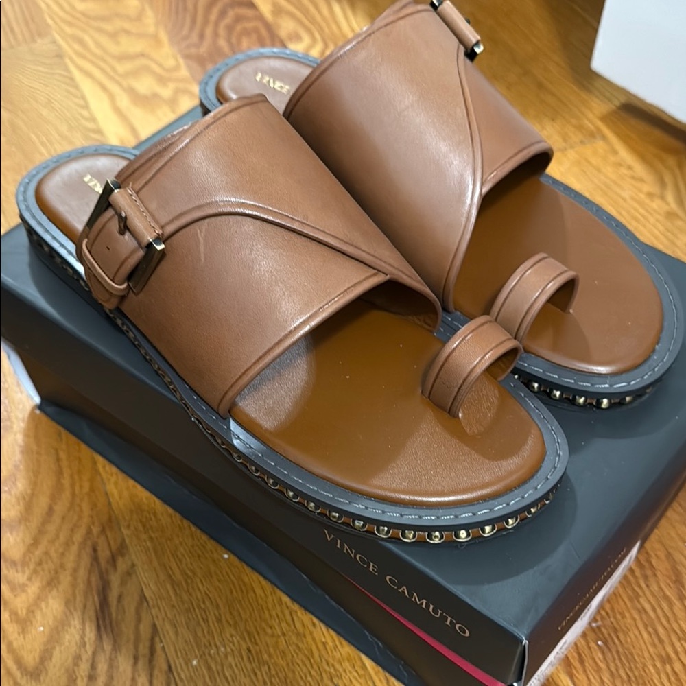 Vince Camuto
Women's Cooliann Hooded Thong Flat Sandals / size 10